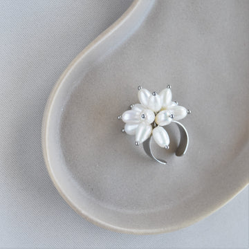 Adjustable ring with freshwater pearls