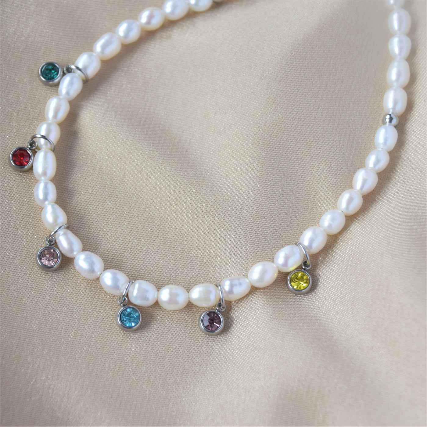 Playful pearl necklace